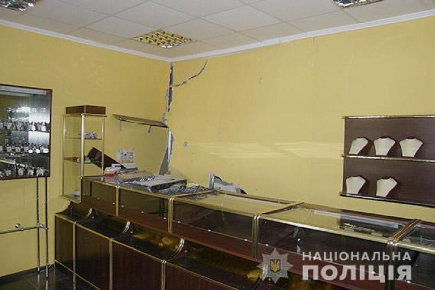 Новини Вінниці / Суд виніс вирок злодіям, які пограбували ювелірний магазин у Немирові на Вінниччині 