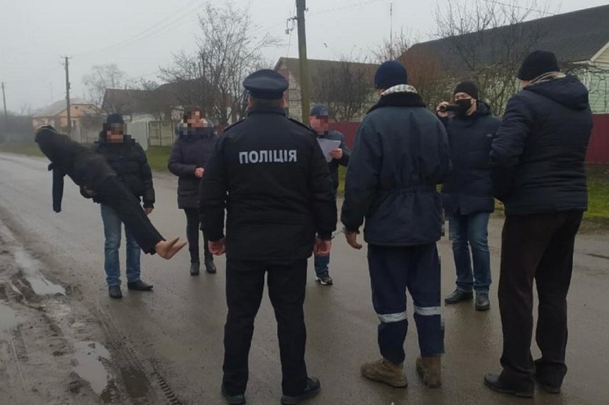 Новини Вінниці / У Козятинському районі на Вінниччині двоє молодиків побили товариша по чарці й залишили помирати на зупинці (ФОТО)