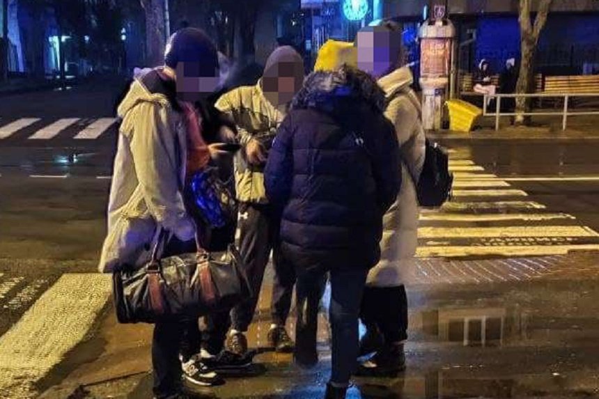 Новини Вінниці / Погрози вбивством на Театральній: вночі у центрі Вінниці патрульні затримали хлопця з пістолетом 