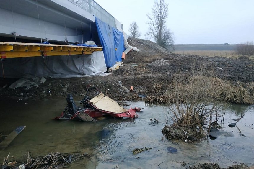 Новини Вінниці / У Жмеринському районі на Вінниччині «ВАЗ» злетів з моста в річку: постраждало п’ятеро людей (ФОТО, ВІДЕО)