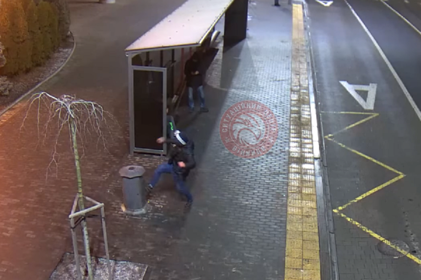 Новини Вінниці / У Вінниці розшукують хлопця, який серед ночі "воював" з урнами для сміття у центрі міста (ВІДЕО)