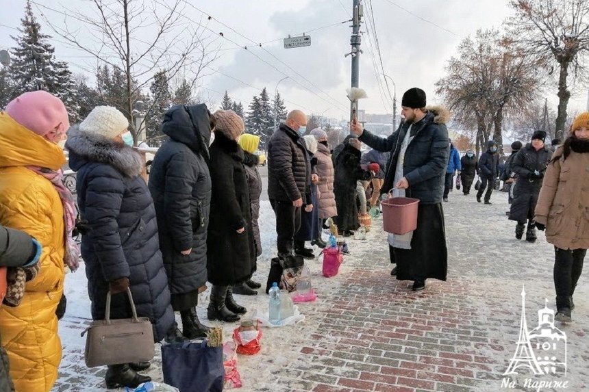 Новини Вінниці / На Богоявлення вінничани із самого ранку йшли освячувати воду до Спасо-Преображенського собору (ФОТО, ВІДЕО)