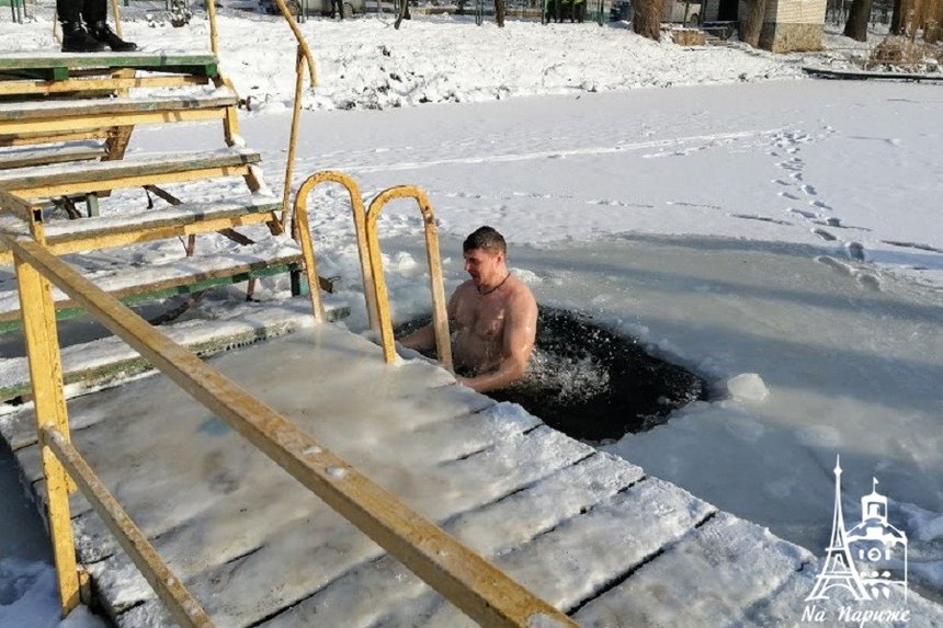 "Карантинне" Водохреще у Вінниці: без масових гулянь, але з пірнанням в ополонки (ФОТО, ВІДЕО) / Новости Винницы и области / Інформаційний портал На Париже Новини Вінниці / "Карантинне" Водохреще у Вінниці: без масових гулянь, але з пірнанням в ополонки (ФОТО, ВІДЕО)