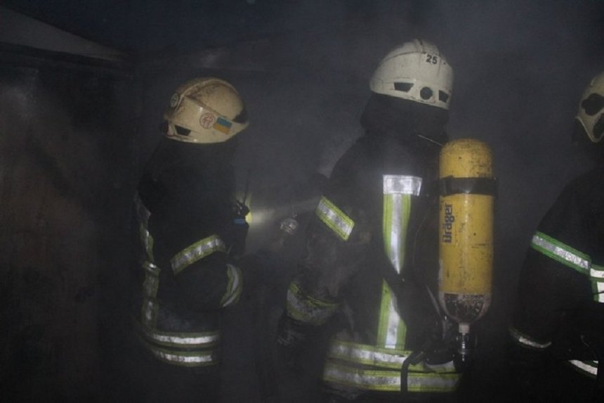 Новини Вінниці / Масштабна пожежа у Стрижавці під Вінницею: знайденого біля палаючих гаражів непритомного чоловіка врятувати не вдалося 