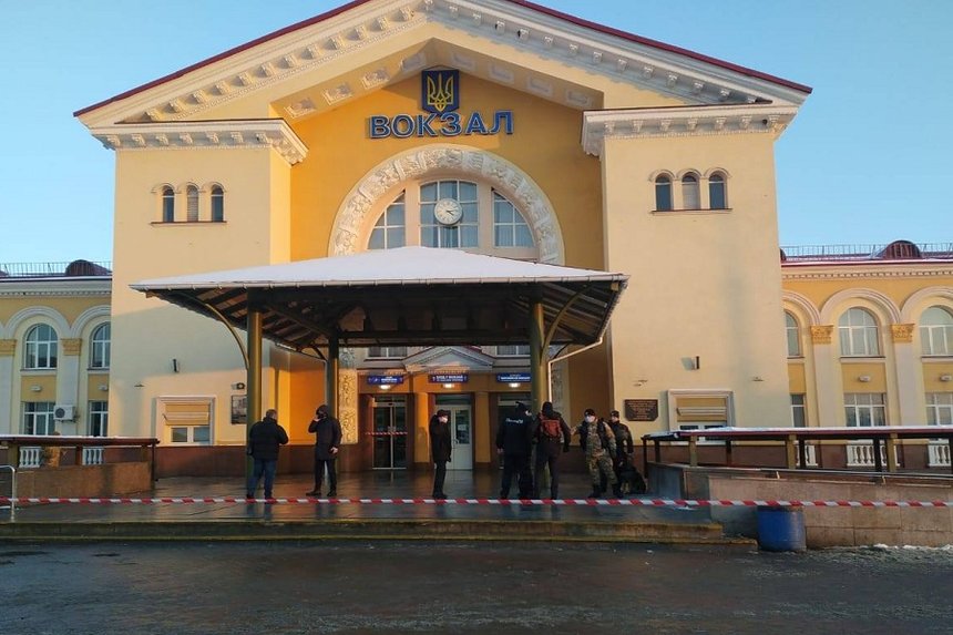 Новини Вінниці / Із залізничного вокзалу у Вінниці евакуювали дві сотні людей: надійшло повідомлення про загрозу (ФОТО)