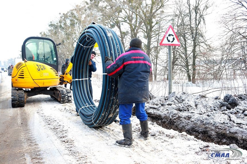 Новини Вінниці / В Агрономічному біля Вінниці за 7,2 млн гривень освітлять дорогу: робітники почали прокладати кабель (ФОТО)