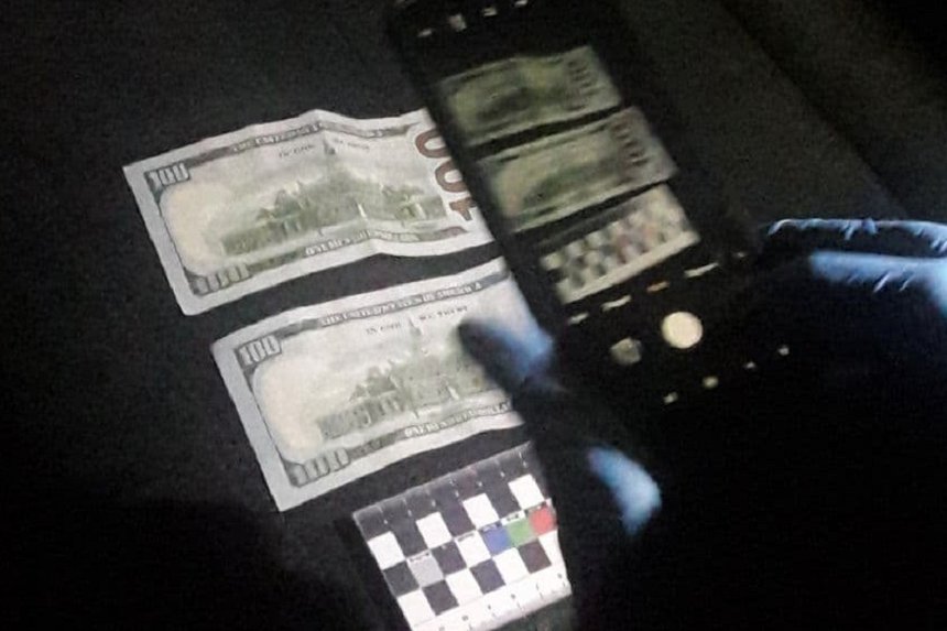 Новини Вінниці / Водій нахабно підкинув долари: вінницькі патрульні розповіли, як вкотре відмовились від хабара 