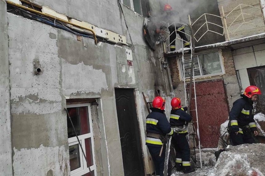 Новини Вінниці / У Вінниці гасили пожежу в офісному центрі: зайнялась проводка під утеплювачем (ФОТО)