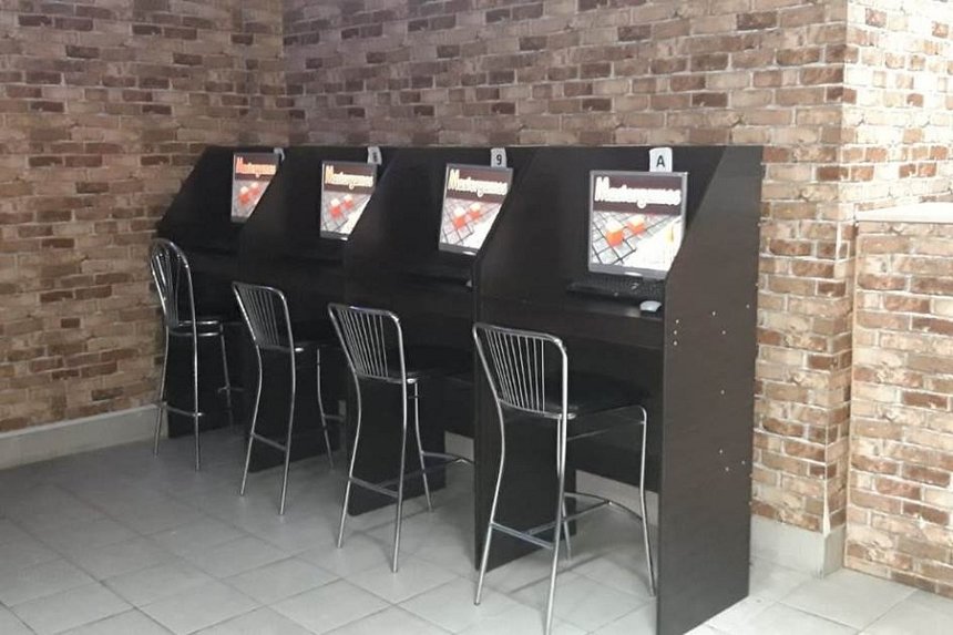 Новини Вінниці / Клієнтів пускали за попереднім записом: у Немирові на Вінниччині викрили підпільний гральний клуб (ВІДЕО)