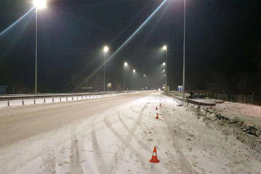 Новини Вінниці / На Вінниччині вночі унаслідок ДТП загинув водій, який посипав дорогу