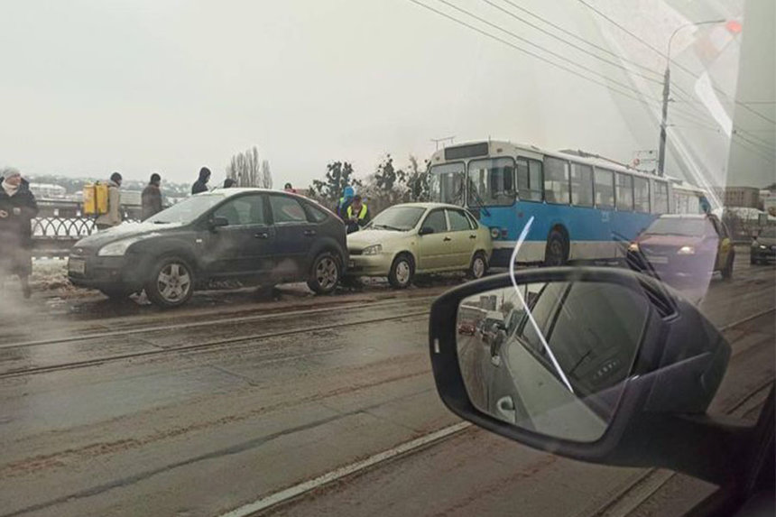 Через ДТП на Центральному мосту у Вінниці затори скували центр міста / Новости Винницы и области / Інформаційний портал На Париже Новини Вінниці / Через ДТП на Центральному мосту у Вінниці затори скували центр міста