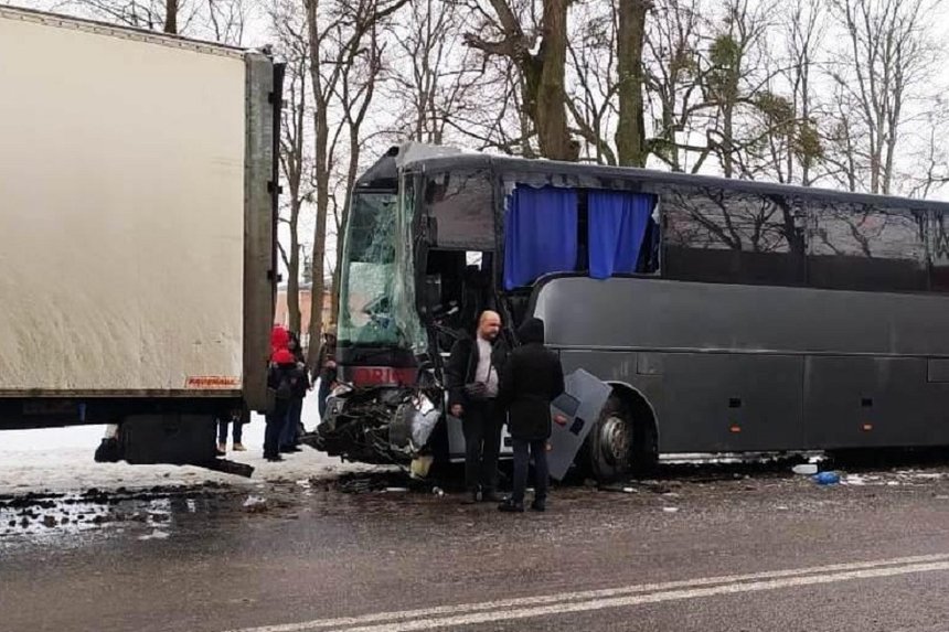Новини Вінниці / Під Вінницею в аварію потрапили пасажирський автобус міжнародного сполучення і фури: обійшлось без постраждалих (ФОТО)