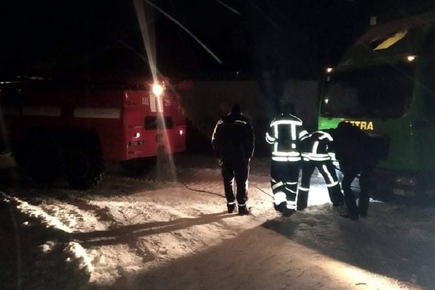 Новини Вінниці / На Вінниччині зі снігової "пастки" визволяли автобус із тринадцятьма пасажирами та вантажівку з "Пакунками малюка"