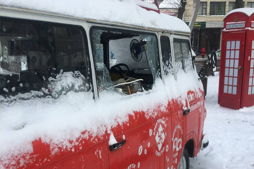 Новини Вінниці / Зловмисники, які розтрощили «артиновський» кавовий бус у Вінниці, потрапили на відео (ВІДЕО)