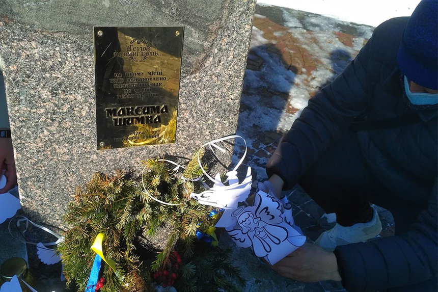 Новини Вінниці / У Вінниці на честь загиблих Героїв провели акцію «Янголи пам’яті» на майдані Небесної Сотні та біля меморіалу Максиму Шимку (ФОТО)