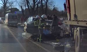 Новини Вінниці / Під Вінницею легковик в'їхав у вантажівку: пасажир загинув на місці, водія забрали до лікарні