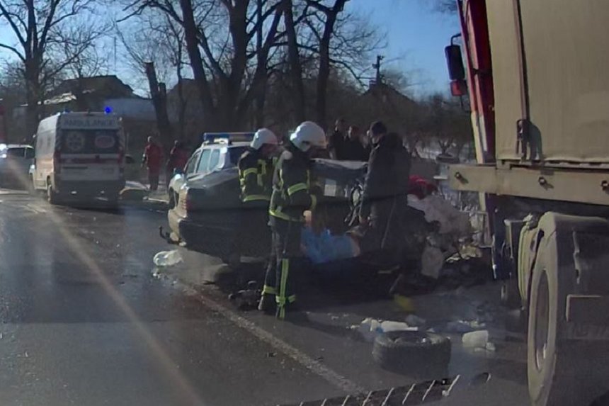 Новини Вінниці / Під Вінницею легковик в'їхав у вантажівку: пасажир загинув на місці, водія забрали до лікарні