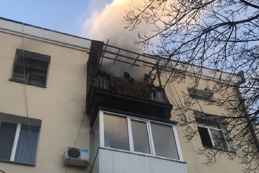 Новини Вінниці / У центрі Вінниці горіла квартира: пожежу гасили майже два десятки рятувальників (ФОТО, ВІДЕО)