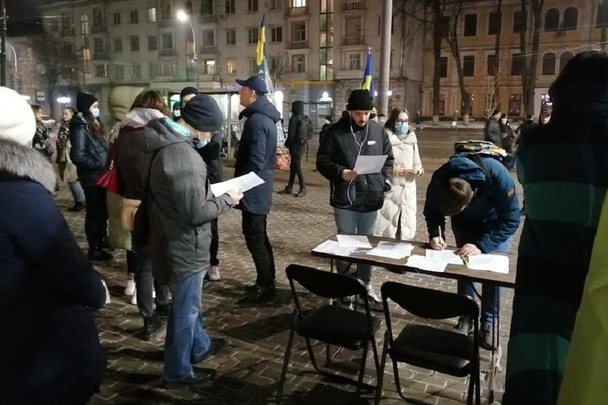 Новини Вінниці / У Вінниці збирають підписи під вимогою до обласної та міської рад висловитись щодо справ політв'язнів (ФОТО, ВІДЕО) 