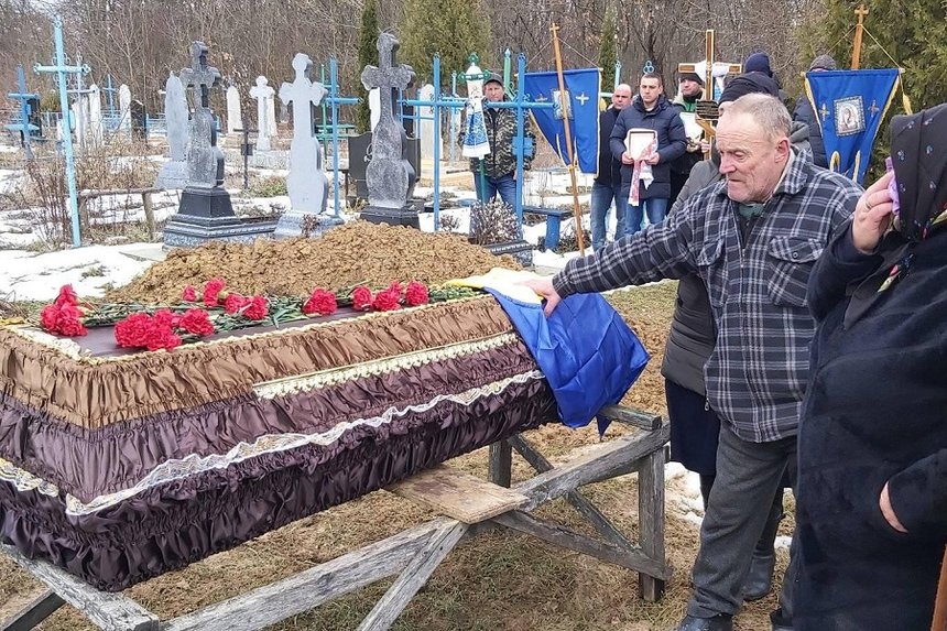 У Жмеринському районі на Вінниччині поховали загиблого в зоні бойових дій Сергія Сорочинського / Новости Винницы и области / Інформаційний портал На Париже Новини Вінниці / У Жмеринському районі на Вінниччині поховали загиблого в зоні бойових дій Сергія Сорочинського