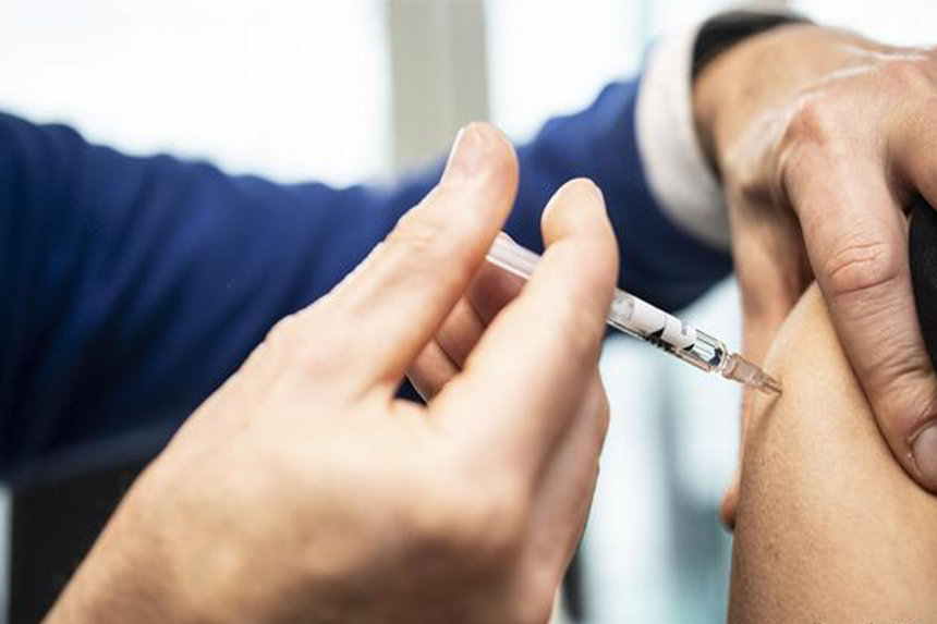 Новини Вінниці / Борзов пояснив, коли вакцинуватиметься, і показав, як щеплювали головного лікаря СНІД-центру Ігоря Матковського