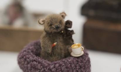 Новини Вінниці / Як вінничанка дивує поціновувачів краси мініатюрними ведмедиками (ВІДЕО)