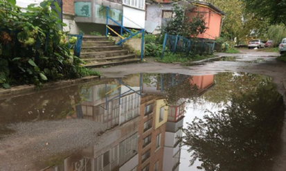 Новини Вінниці / У містечку на Вінниччині дворова калюжа завела собі сторінку в Instagram (ФОТО)