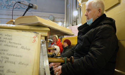 Новини Вінниці / У костелі на Вінниччині зберігся старовинний орган і органіст, який грає на цьому інструменті останні 60 років (ВІДЕО)