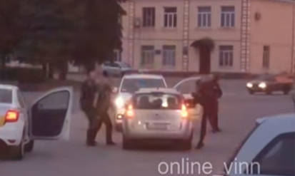 Новини Вінниці / У Калинівці патрульні ногами намагалися розбити скло автівки, щоб затримати водія (ВІДЕО)