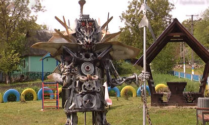 Новини Вінниці / Фермер з Вінниччини перетворює старі запчастини на трансформерів та драконів 