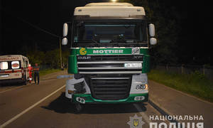 Новини Вінниці / Вночі на Вінниччині вантажівка збила пішохода, який вирішив перебігти трасу