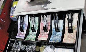 Новини Вінниці / У Гнівані на Вінниччині у дитячому магазині покупці самотужки затримали грабіжника-невдаху