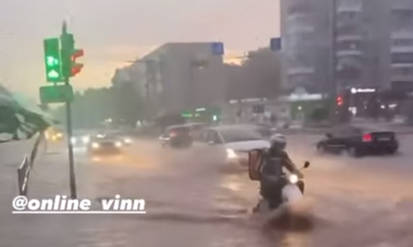 Новини Вінниці / Наслідки перетворення Вінниці у Венецію: автівки стали «амфібіями», пішоходи долали дороги по коліна у воді, до кількох мікрорайонів кликали рятувальників (ВІДЕО)