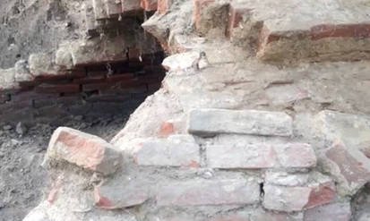 Новини Вінниці / Поруч з котлованом у центрі Вінниці на глибині кількох метрів відкопали підземний тунель. Археологи можуть дозволити його знищити (ВІДЕО)