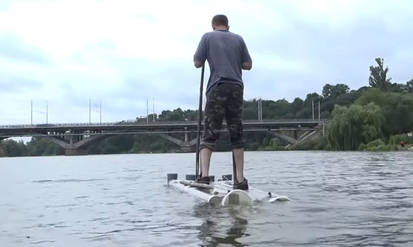 Новини Вінниці / Вінничанин змайстрував водні лижі та сподівається, що така розвага, як ходіння по Південному Бугу, стане популярною (ВІДЕО) 