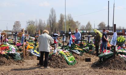 Новини Вінниці / Вандали розтрощили на кладовищі у Вінниці близько 15 надгробків 