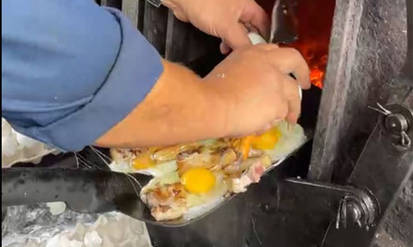 Новини Вінниці / Яєчню на лопаті підсмажили у топці паровозу вузькоколійної залізниці поблизу Вінниччини (ВІДЕО)