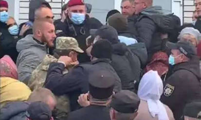 Новини Вінниці / На Вінниччині біля храму ПЦУ віряни Московського патріархату побилися з атовцями (ВІДЕО)