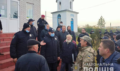Новини Вінниці / У поліції Вінниччини прокоментували штовханину біля Свято-Покровського храму у Новоживотові вірян з УПЦ МП та атовців