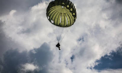 Новини Вінниці / У небі над Вінницею бачили парашутиста. Жартують, що людина добирається на роботу (ВІДЕО)