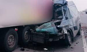 Новини Вінниці / ДТП на Вінниччині: поблизу Дяківців Sprinter врізався у вантажівку 