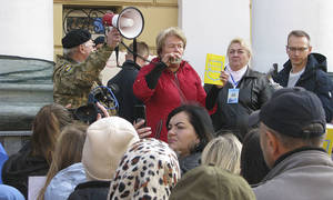 Новини Вінниці / «Зривайте маски»: дві сотні прихильників «теорії змови» влаштували у Вінниці пікет біля театру