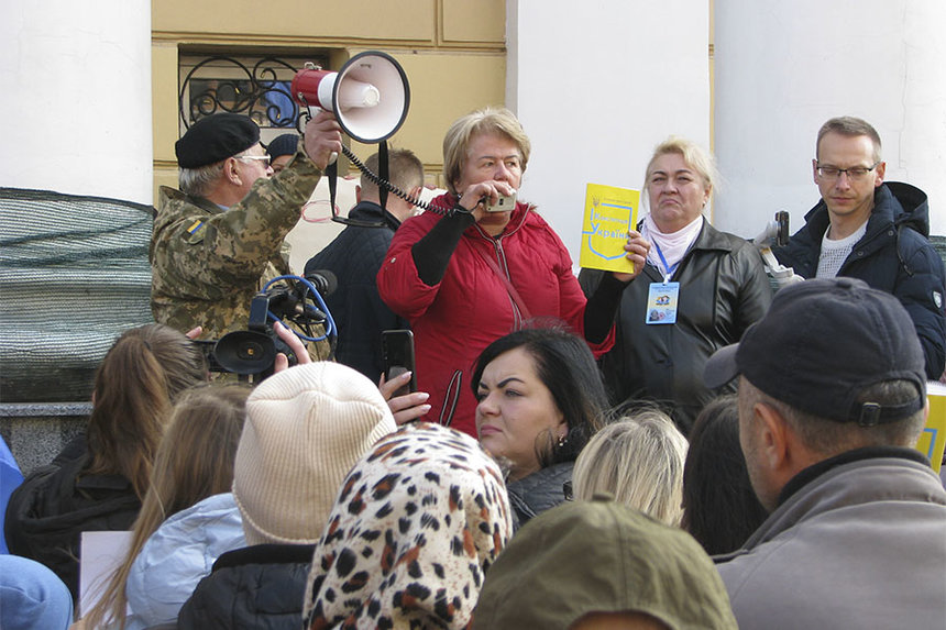 Новини Вінниці / «Зривайте маски»: дві сотні прихильників «теорії змови» влаштували у Вінниці пікет біля театру
