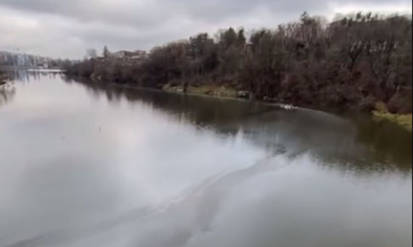 Новини Вінниці / Вінничани стали свідками того, як Південний Буг забруднили маслянистою рідиною у центрі міста (ВІДЕО)
