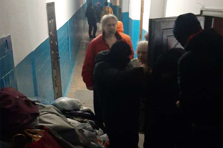 Новини Вінниці / Родина донецького священника «віджала» помешкання вдови атошника. Виселяли загарбника з ломом під прокльони