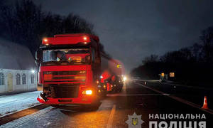 Новини Вінниці / На Вінниччині вантажівка збила двох молодих людей, один з яких у лікарні помер