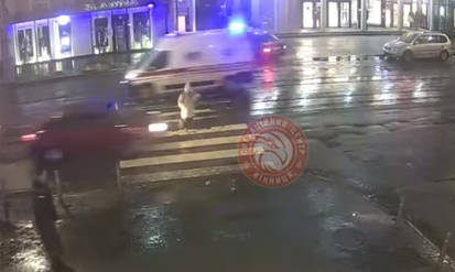 Новини Вінниці / Дівчину відкинуло на три метри: у Ситуаційному центрі Вінниці оприлюднили відео ДТП на Соборній