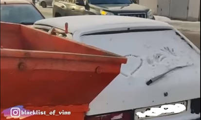 Новини Вінниці / У Вінниці припарковані на узбіччі автівки пошкодив трактор, який посипав тротуар