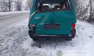 На Вінниччині перекинувся мікроавтобус: двоє пасажирів потрапили на лікарняні ліжка / Новости Винницы и области / Інформаційний портал На Парижі Новини Вінниці / На Вінниччині перекинувся мікроавтобус: двоє пасажирів потрапили на лікарняні ліжка