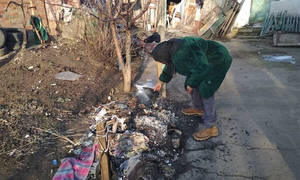 Новини Вінниці / Через сморід поскаржилися сусіди: вінничанка хронічно спалює старий одяг, банки з-під фарби та поліетилен на подвір’ї 